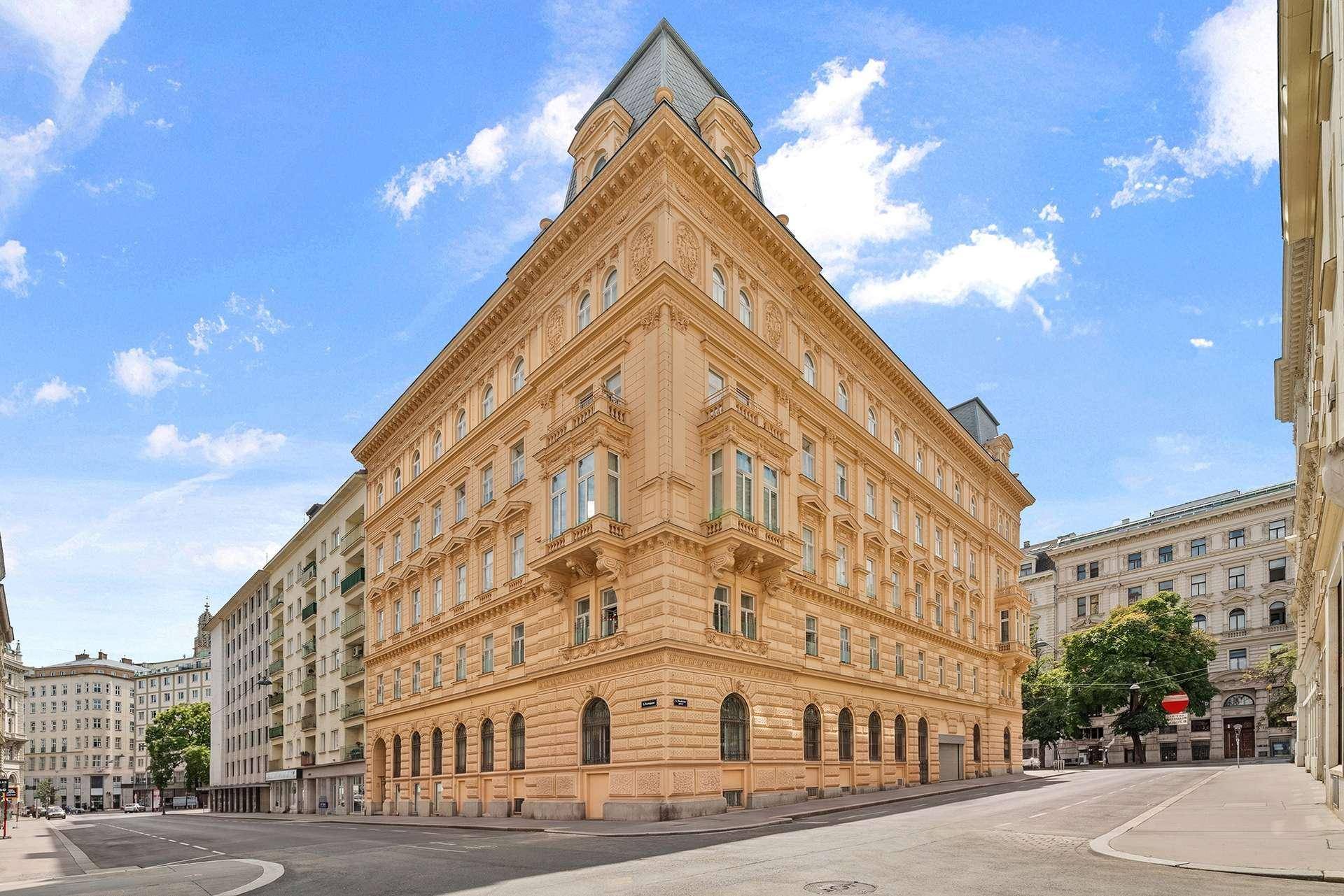 Prächtiges Eckgebäude mit historischer Architektur und aufwendigen Fassadenverzierungen in der Stadt.