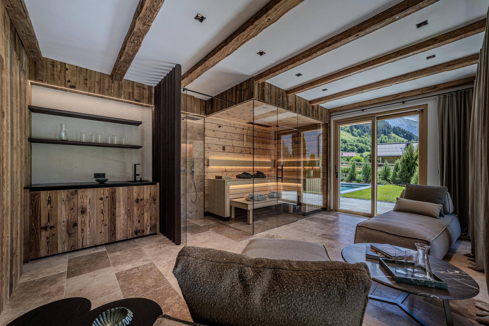 Exklusiver Wellnessbereich mit Sauna, Dusche und Zugang zum Garten.