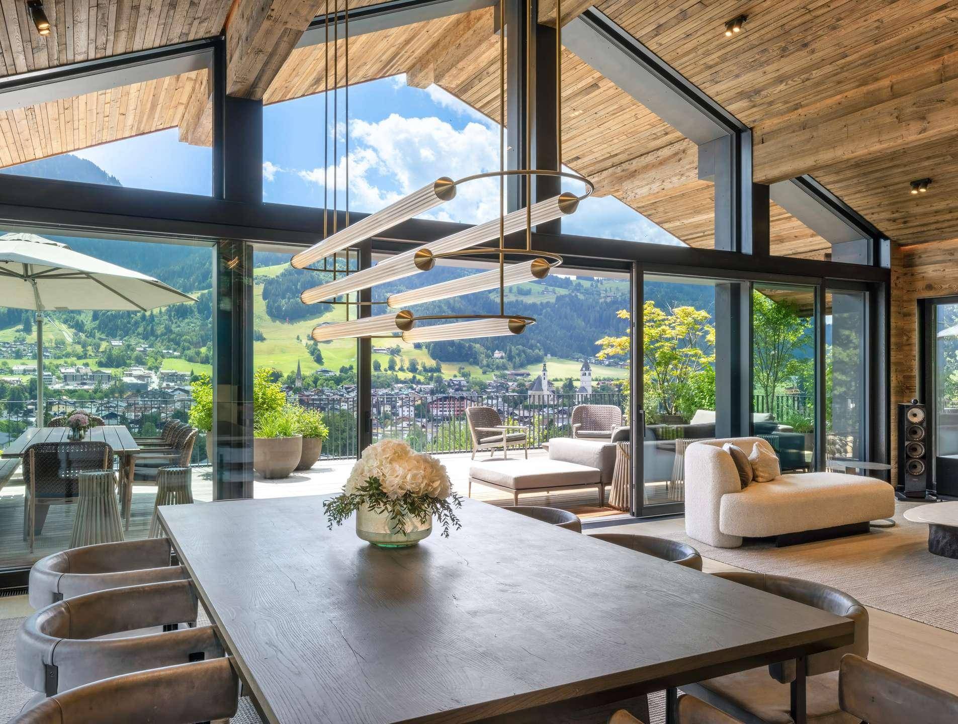 Essbereich mit Blick auf den Hahnenkamm