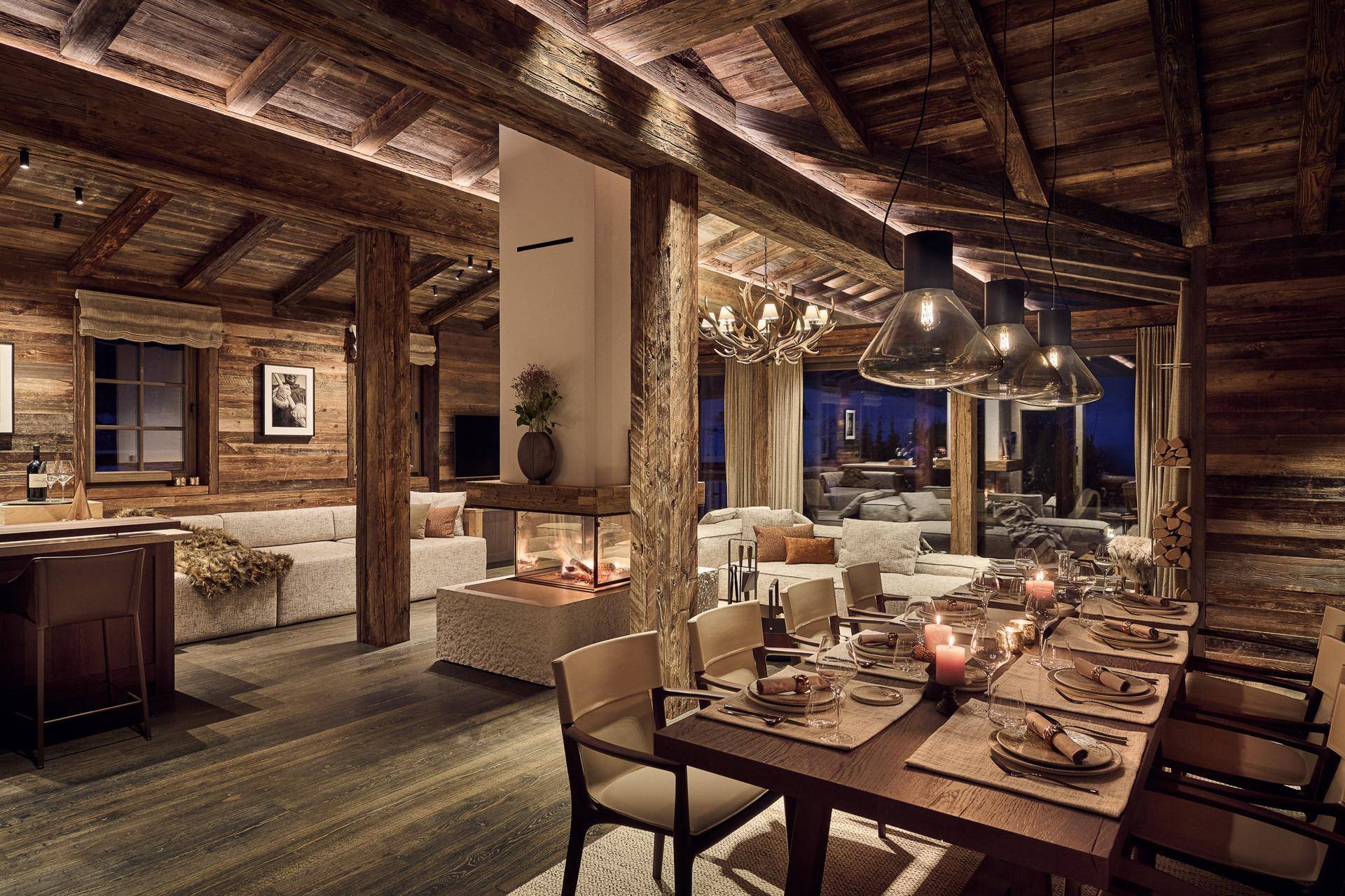 Eleganter Wohn- und Essbereich mit Holzböden, modernem Kamin und stilvoller Beleuchtung.