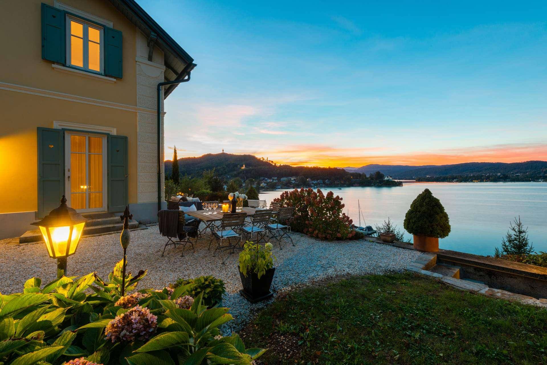 Gemütliche Terrasse mit Seeblick und Gartenmöbeln, ideal für entspannte Abende.