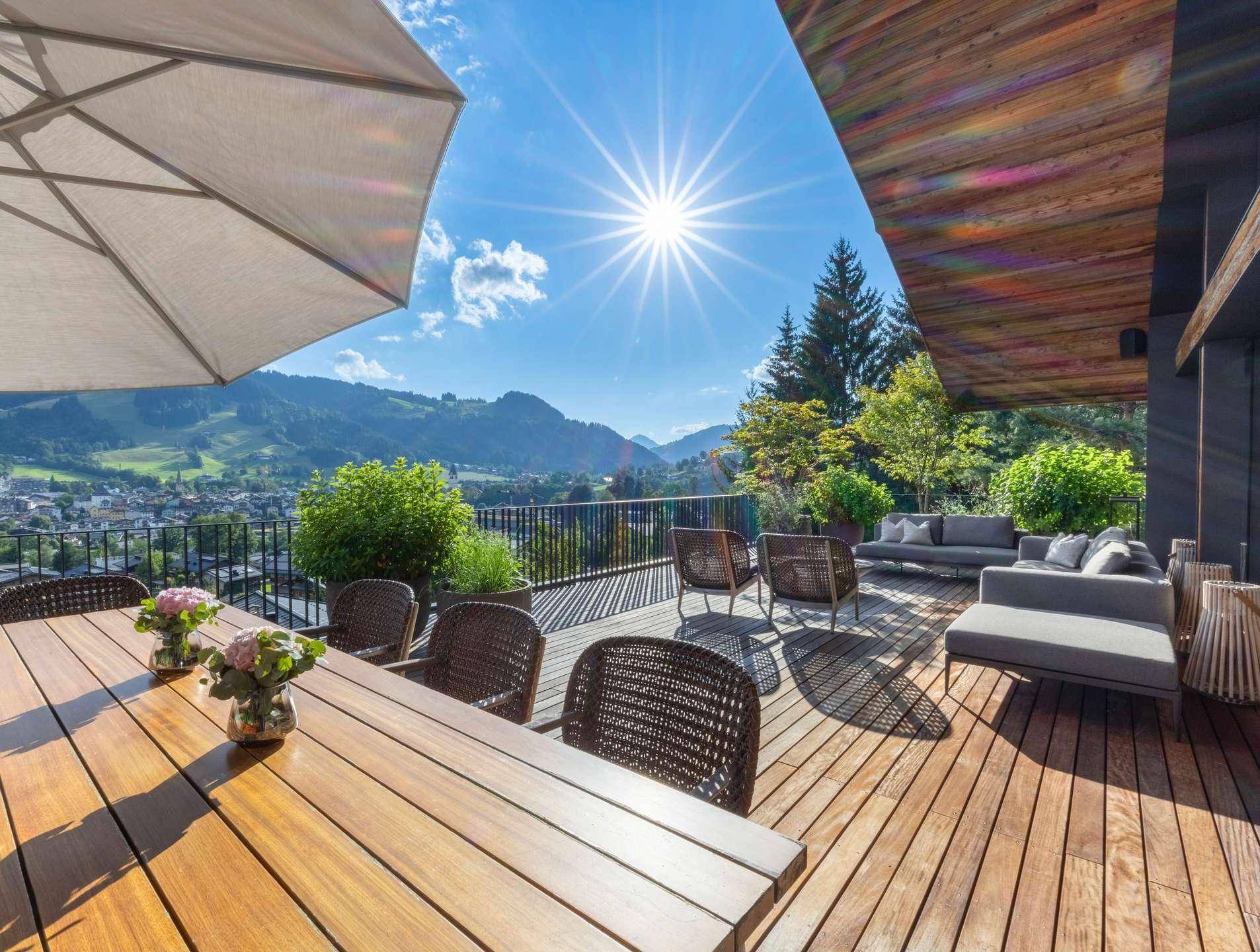 Terrasse mit Blick auf den Hahnenkamm