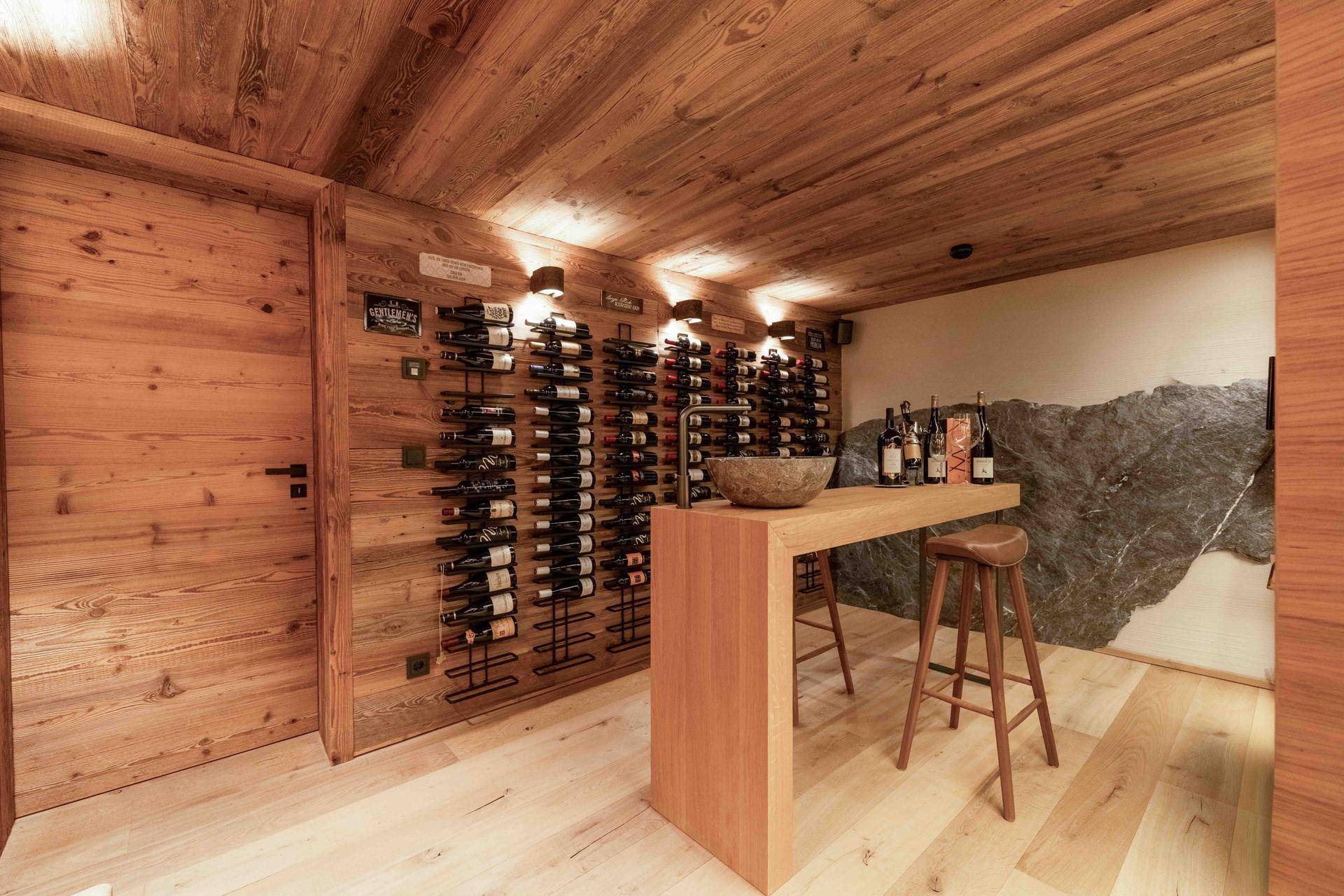 Exklusiver Weinkeller mit Holzverkleidung und stilvoller Weinpräsentation.