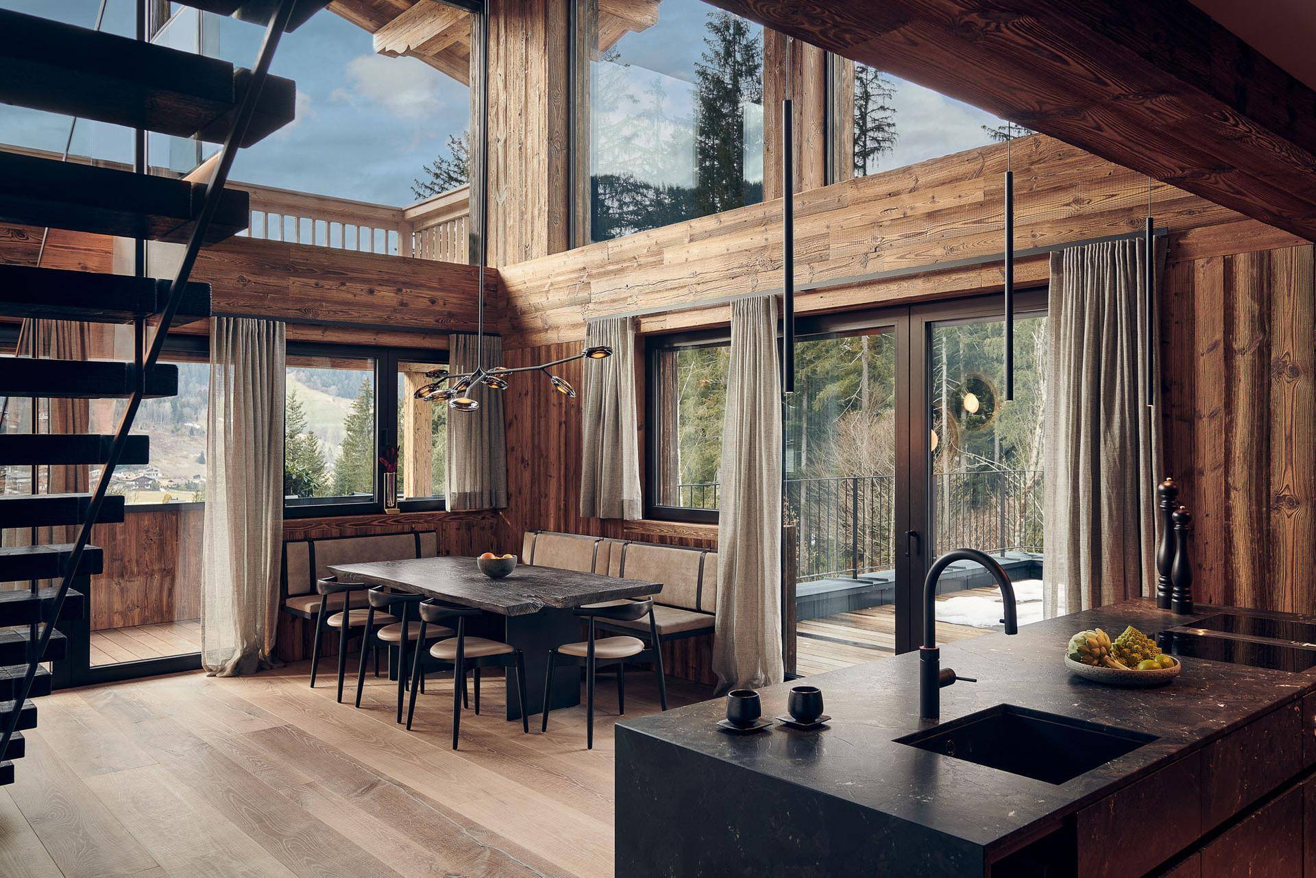 Heller Wohn- und Essbereich mit integrierter Küche, Holzböden und Zugang zur Terrasse.