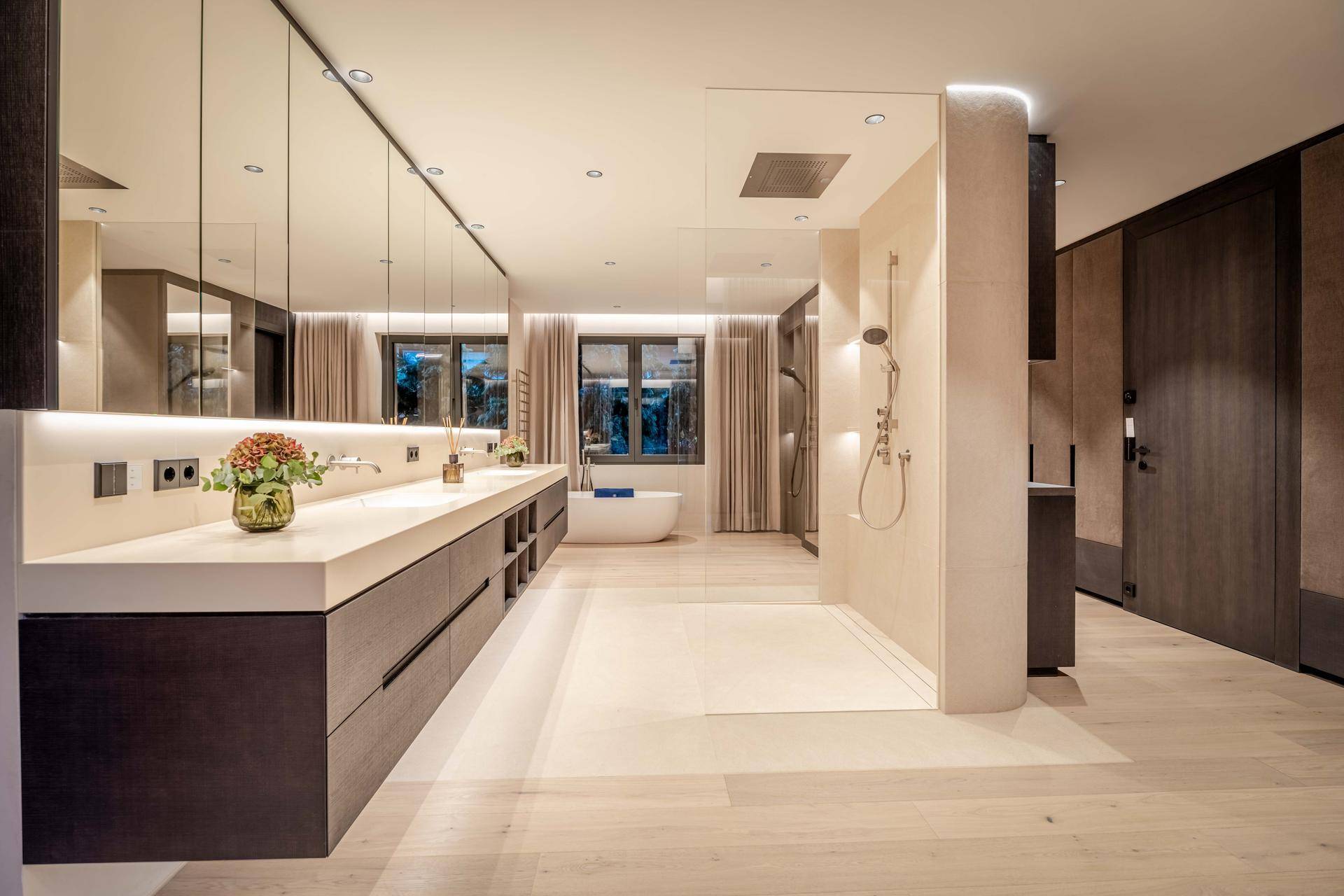 Luxuriöses Badezimmer mit Doppelwaschbecken, freistehender Badewanne und großer begehbarer Dusche.