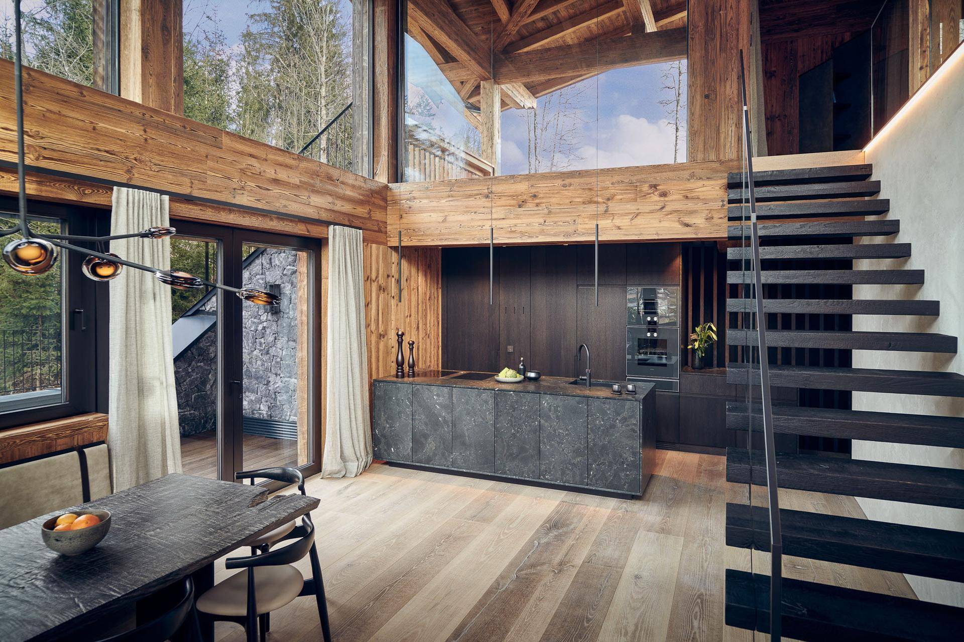 Offener Wohn- und Essbereich mit moderner Küche, Holzböden und hohen Decken.