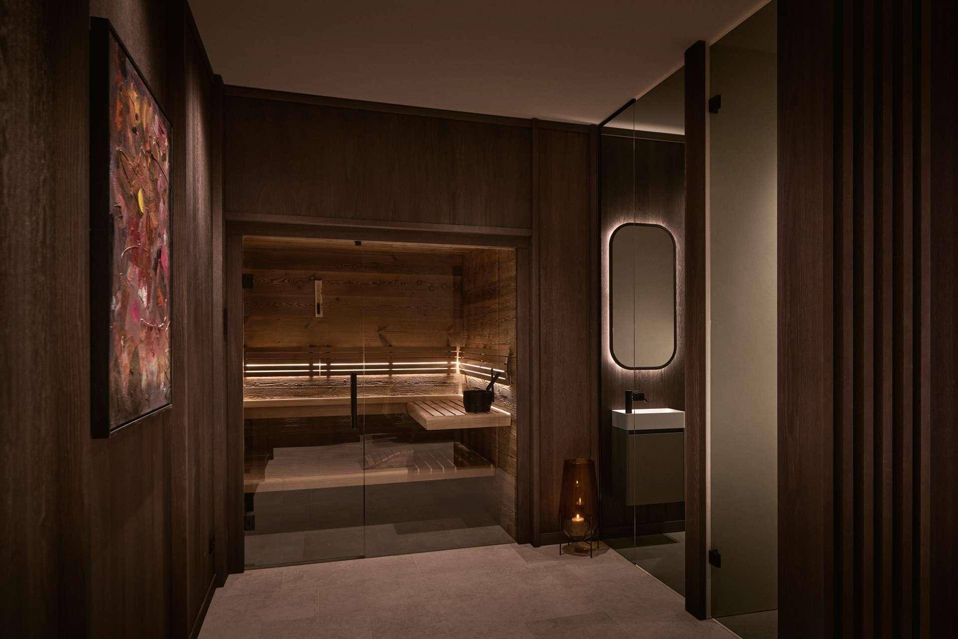 Exklusiver Wellnessbereich mit moderner Sauna und stilvoller Beleuchtung für Entspannung.