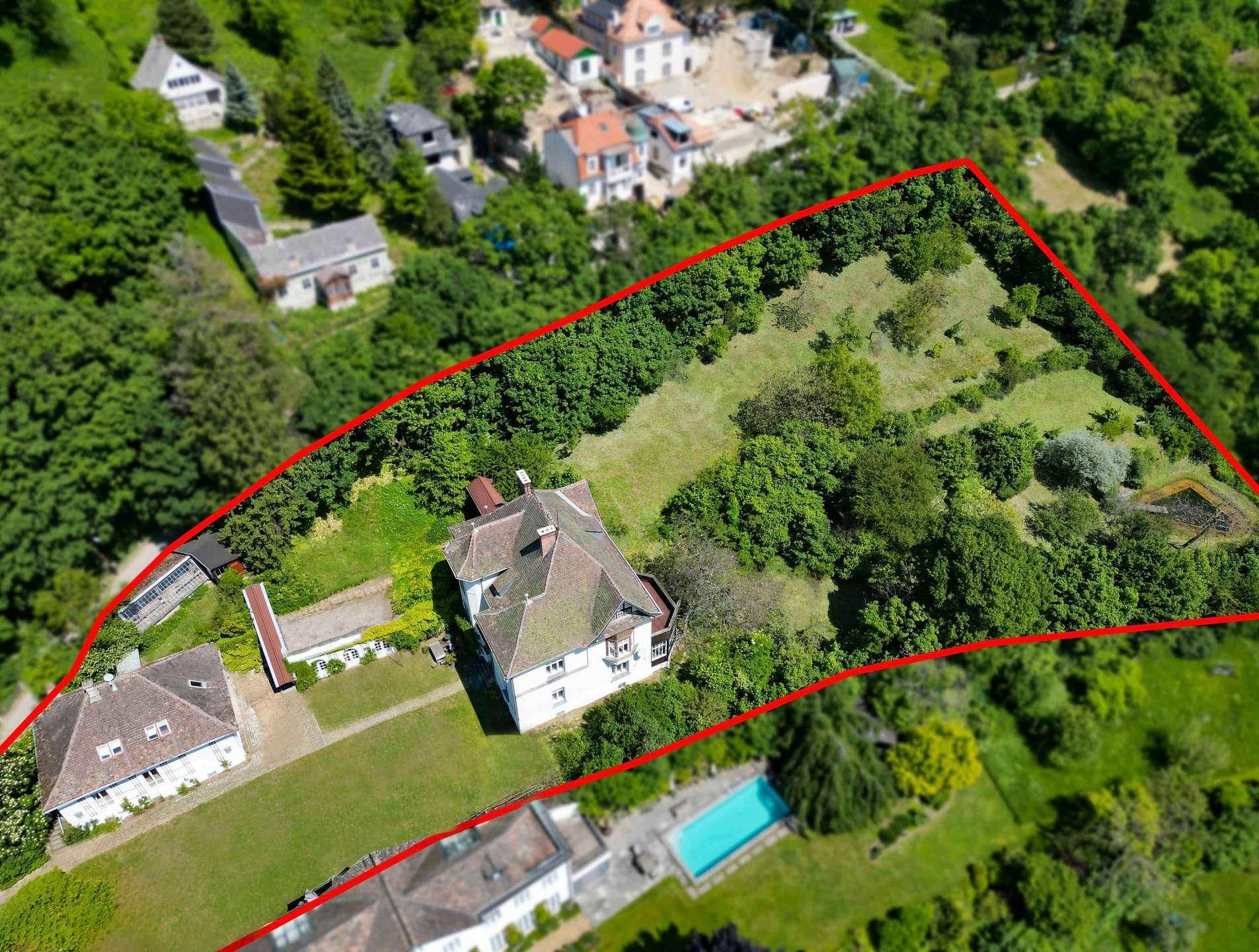Luftaufnahme des weitläufigen Grundstücks mit Villa, Nebengebäuden und Pool.