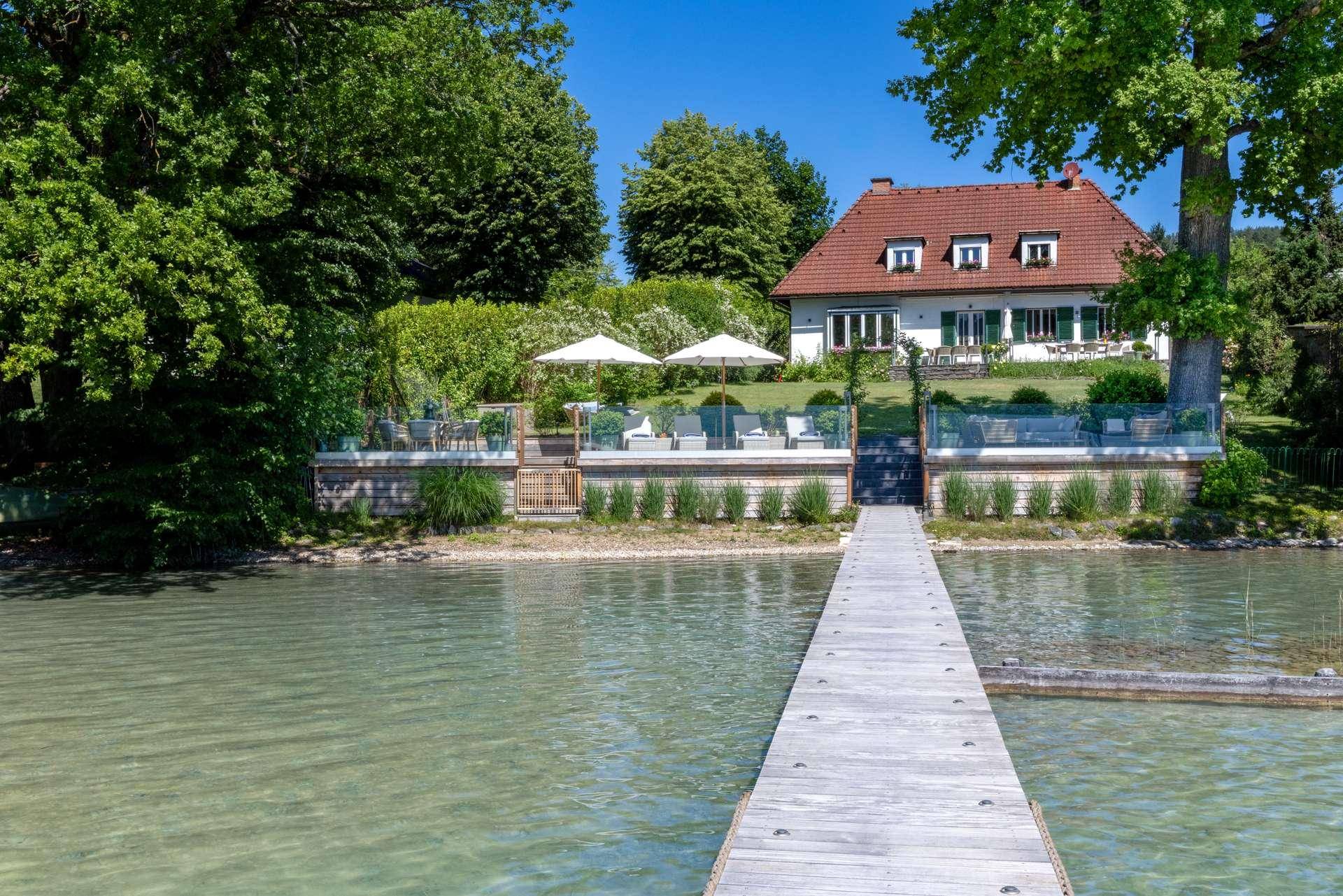 Idyllisches Anwesen am See mit eigenem Steg, großer Terrasse und gepflegtem Gartenbereich.