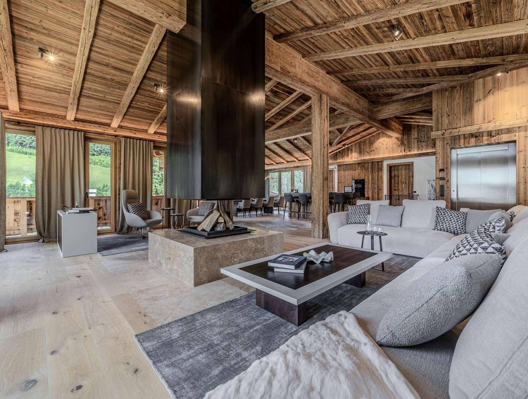 Gemütlicher Wohnbereich mit modernem Kamin, Holzelementen und bequemen Sofas.