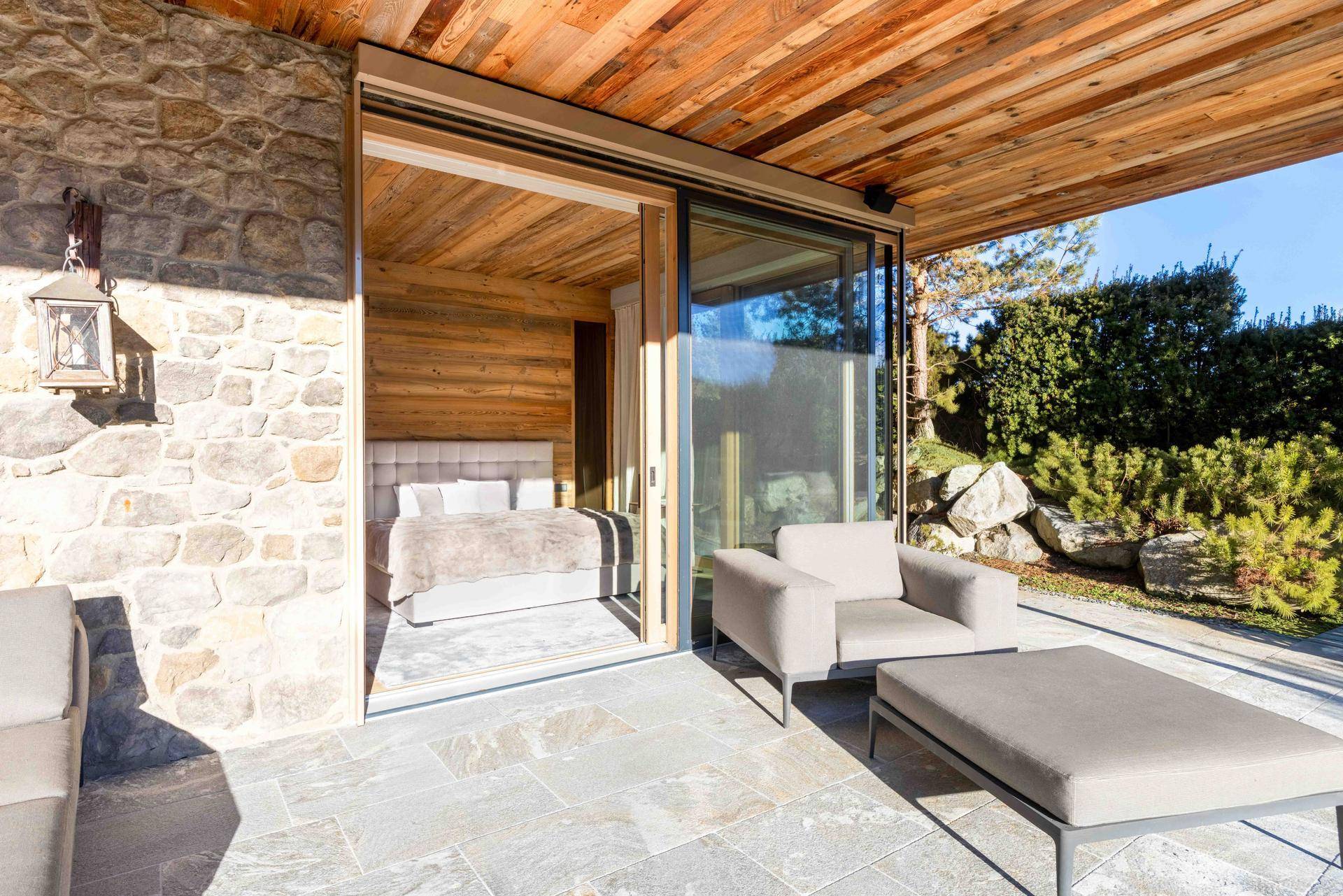 Sonnige Terrasse mit bequemen Loungemöbeln und direktem Zugang zum Schlafzimmer.