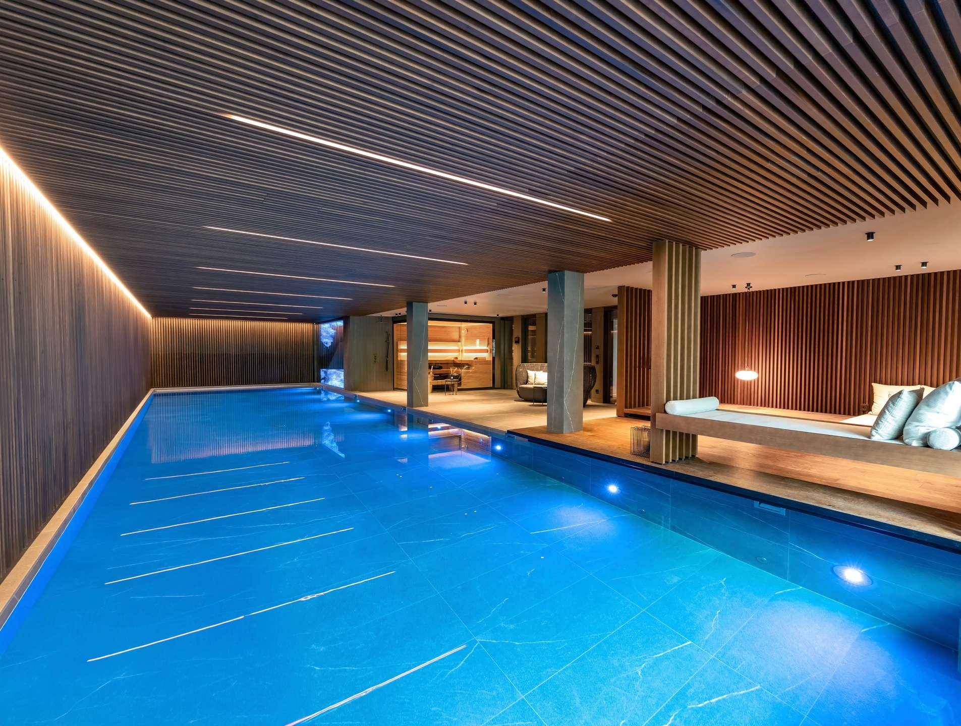 Wellnessbereich mit 25 m Indoor-Pool