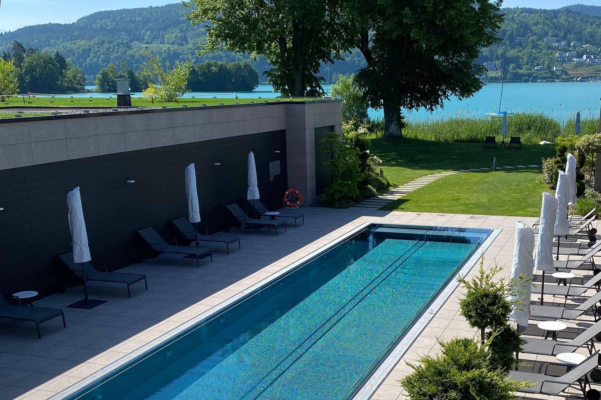 Sonnenterrasse mit Pool