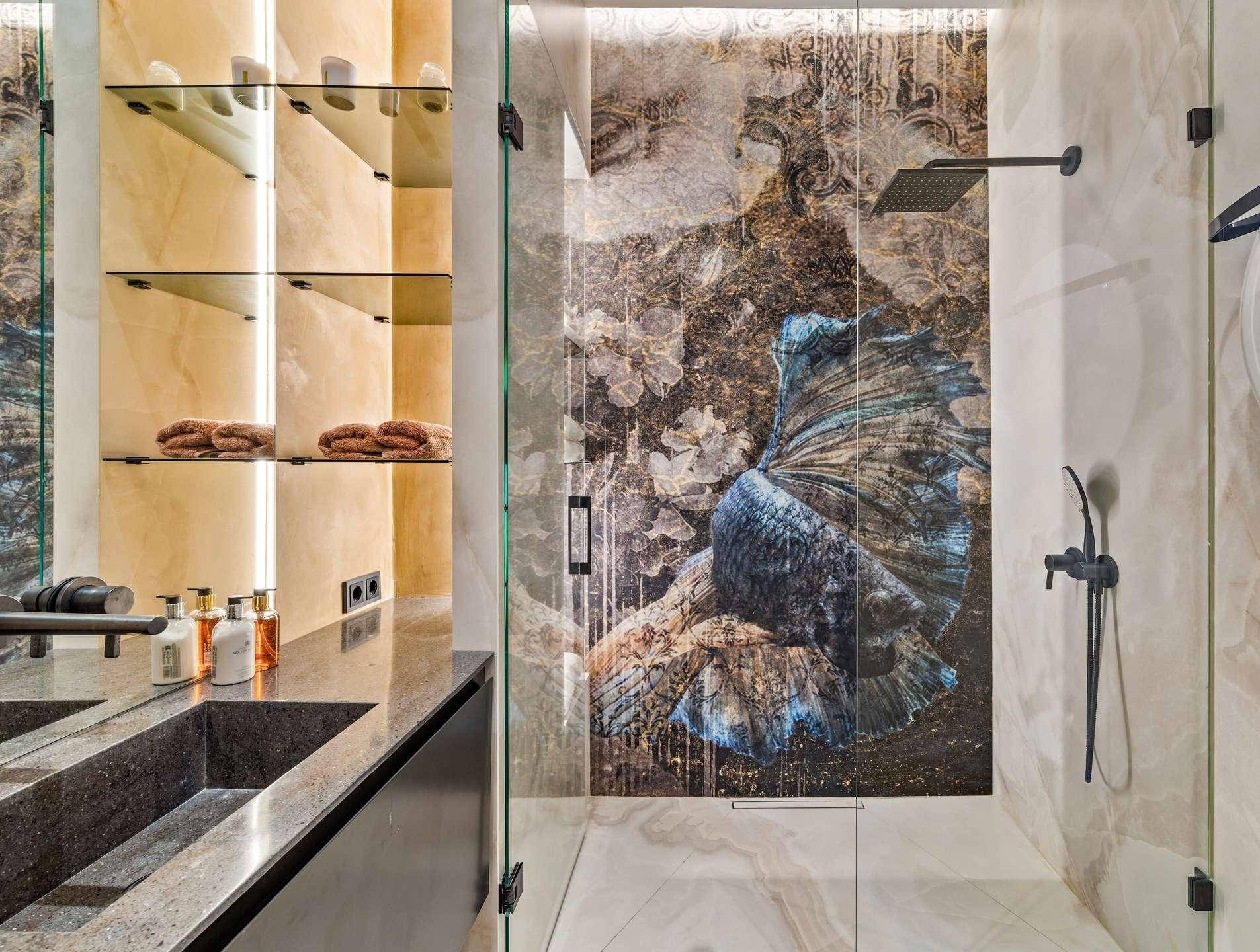 Luxuriöses Badezimmer mit begehbarer Dusche, Marmoroberflächen und integrierten Regalen.