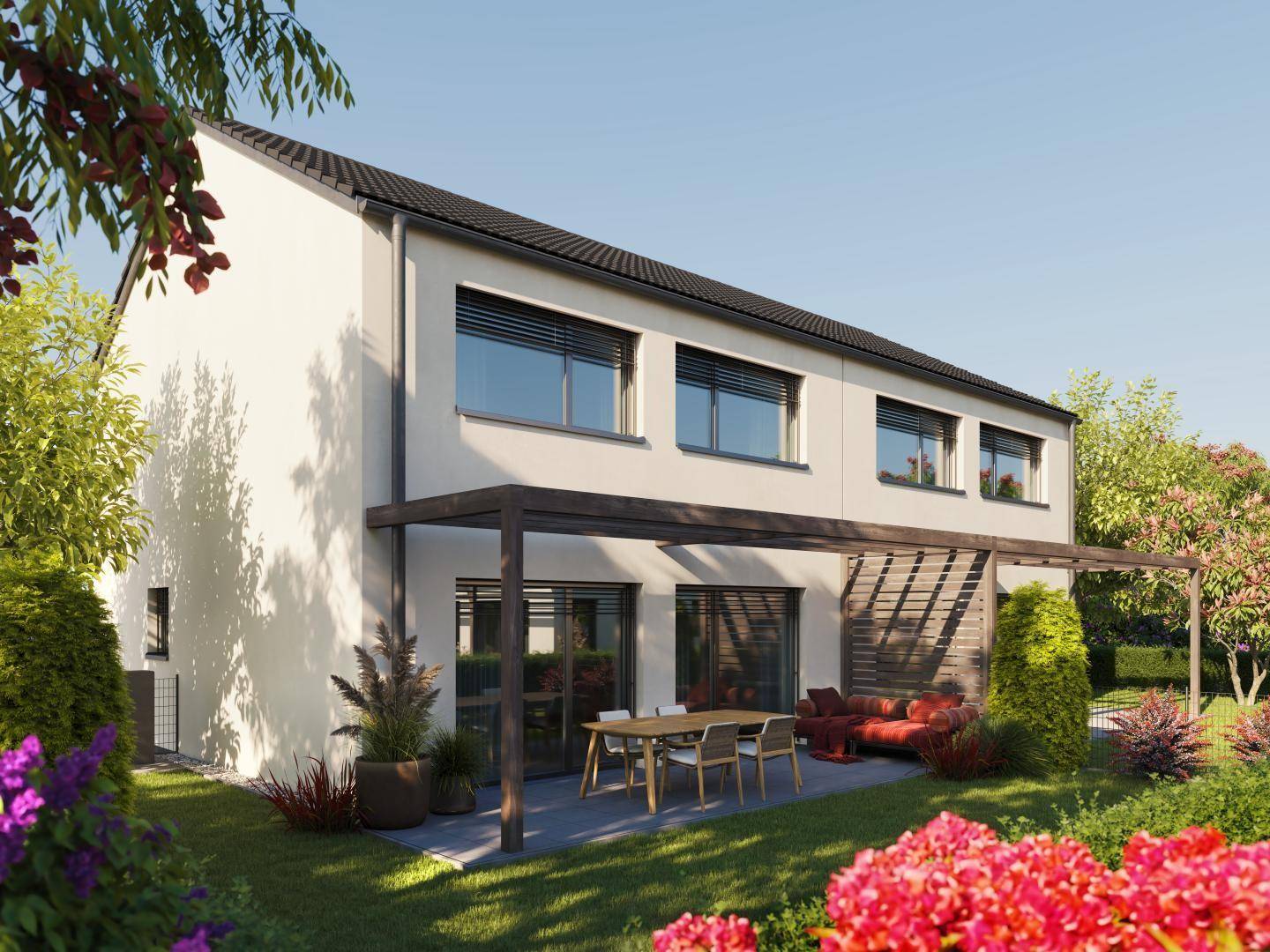 Ansicht der modernen Doppelhaushälfte von der Seite mit großer Terrasse und Pergola.