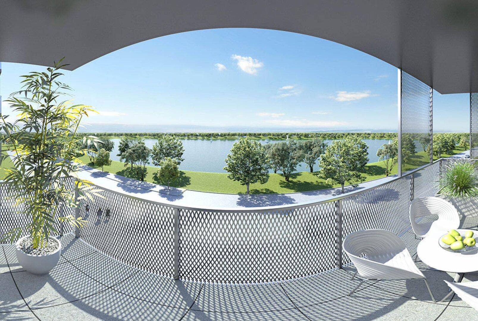 Moderner Balkon mit Sitzgelegenheiten und weitem Blick über einen See und die grüne Landschaft.