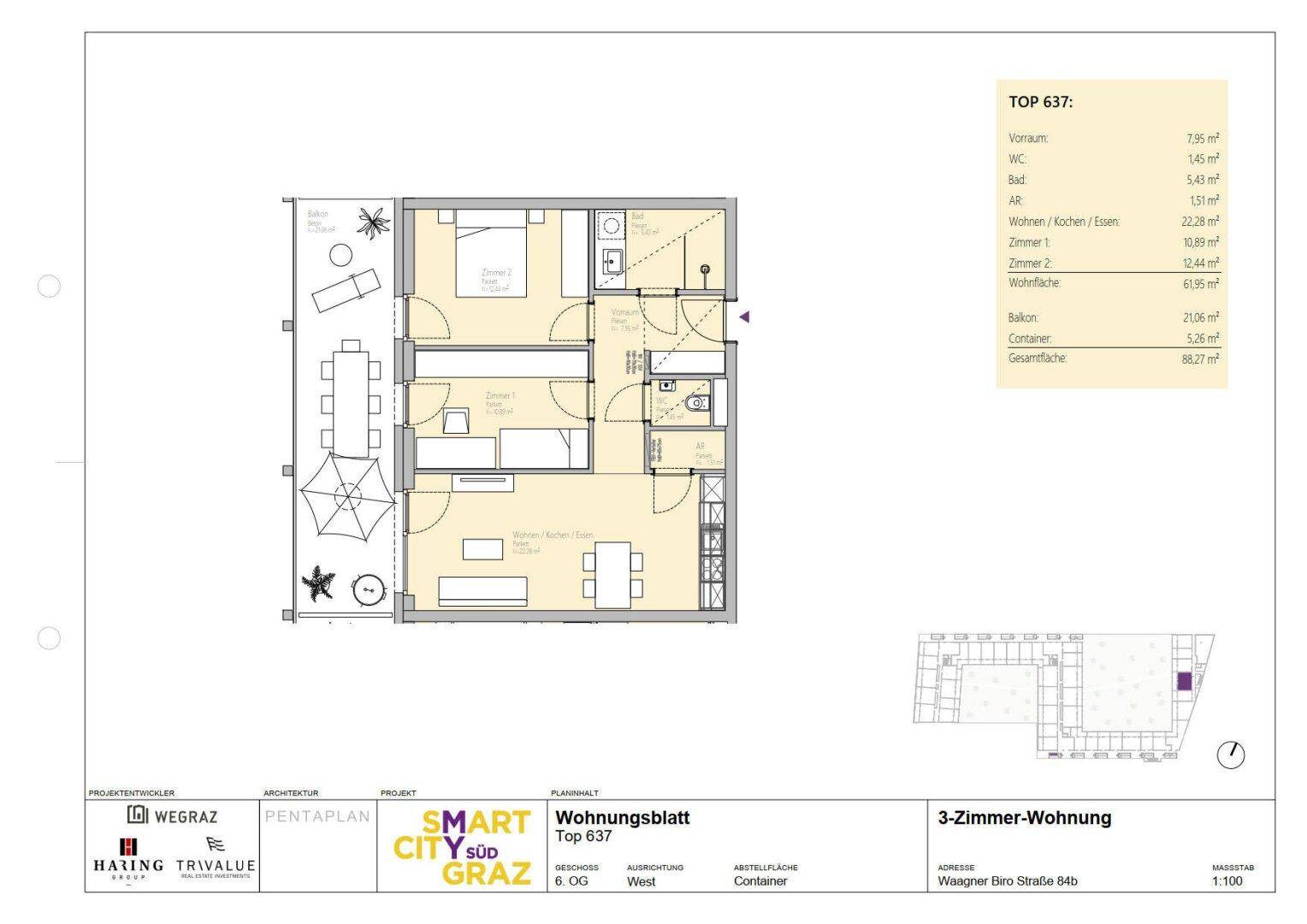 Grundriss einer 3-Zimmer-Wohnung mit offenem Wohnbereich, separatem WC und großem Balkon mit Sitzgelegenheit.