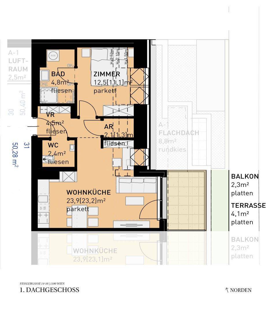 Grundriss des ersten Dachgeschosses mit offener Wohnküche, Schlafzimmer, Bad und separatem WC, ergänzt durch Balkon und Terrasse.