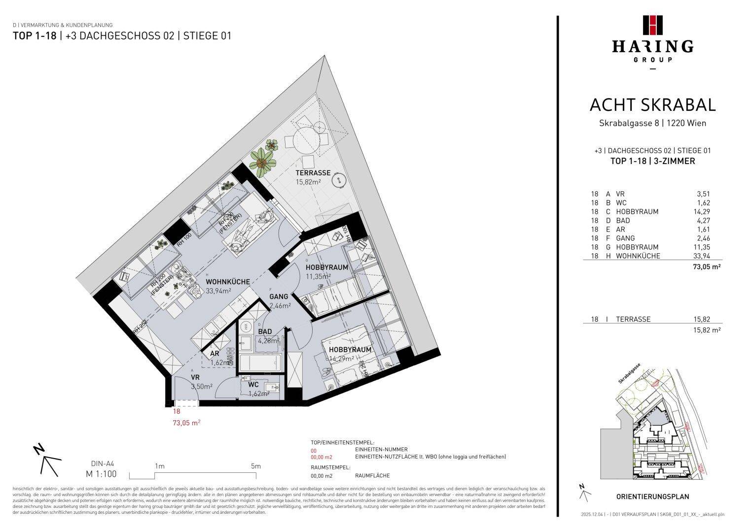 Detaillierter Grundriss einer Dachgeschosswohnung mit offener Wohnküche und großer Terrasse.