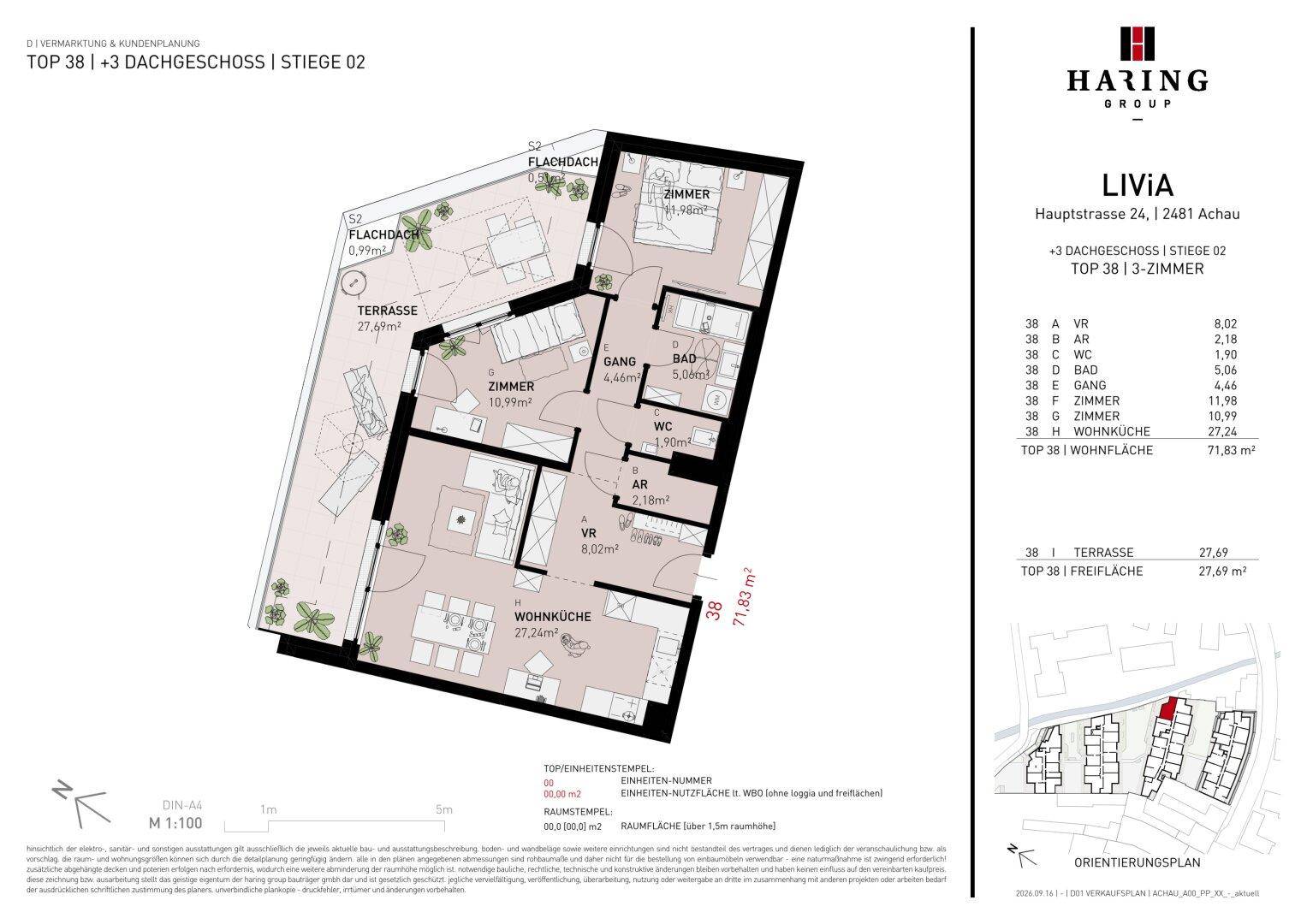 Grundriss einer Dachgeschosswohnung mit großer Terrasse, offenem Wohnküchenbereich und mehreren Zimmern.