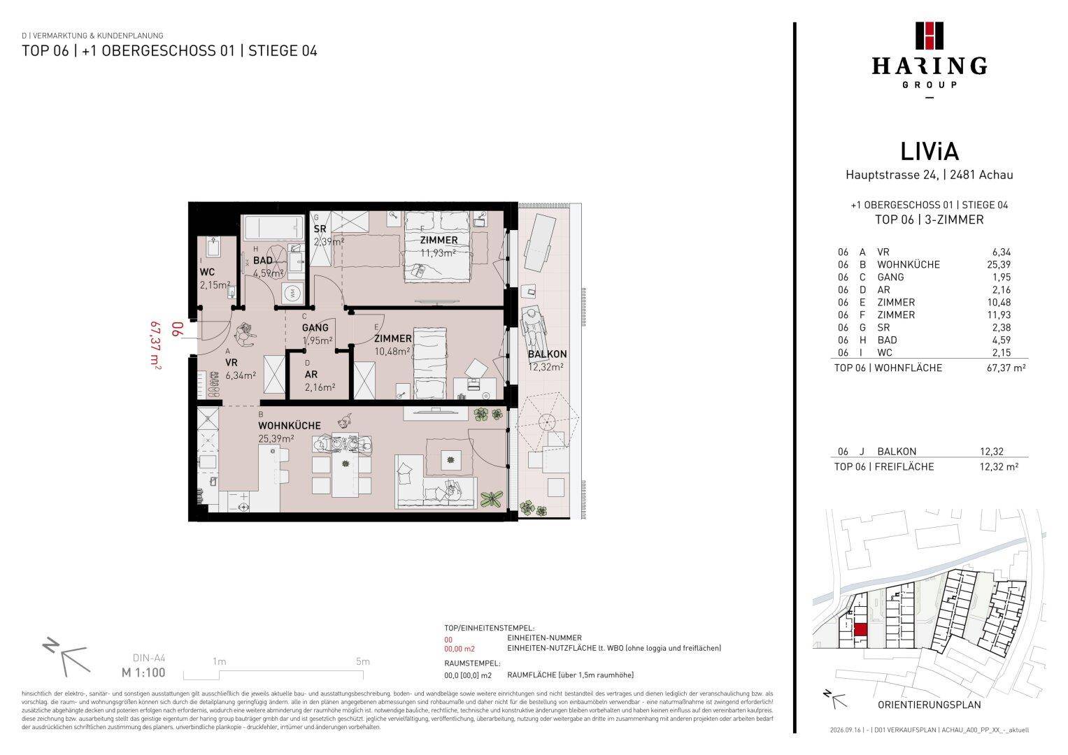 Detaillierter Grundriss einer Wohnung mit zwei Schlafzimmern, offenem Wohnbereich und Balkon.