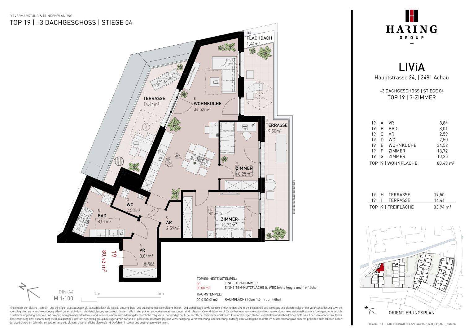 Detaillierter Grundriss einer Dachgeschosswohnung mit großer Terrasse und offenem Wohnküchenbereich.