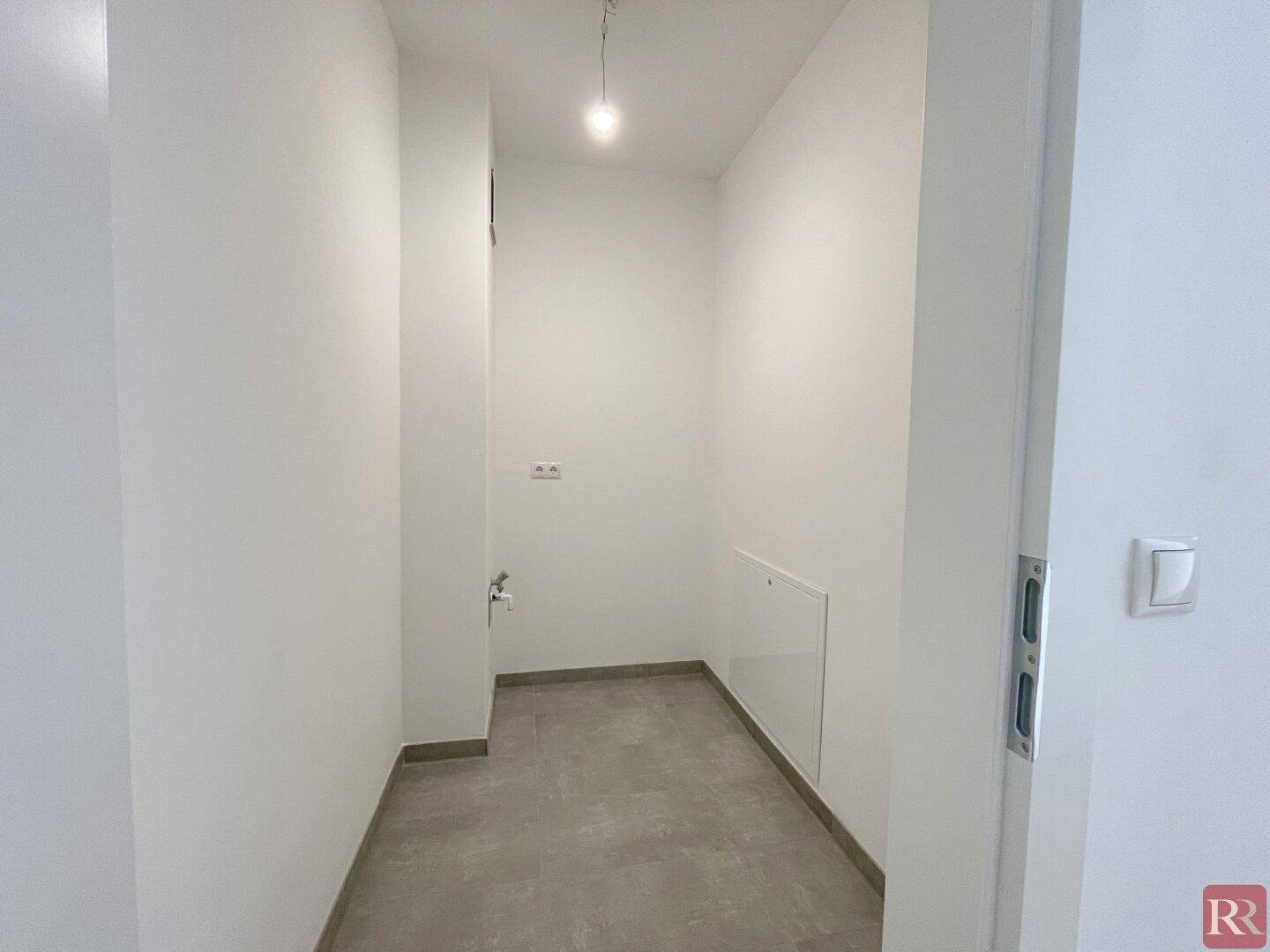 Praktischer Abstellraum mit Fliesenboden, ideal für Waschmaschine oder zusätzlichen Stauraum.