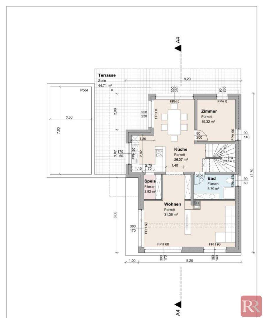 Grundriss des Erdgeschosses mit offener Küche, Wohnbereich und Zugang zur Terrasse.