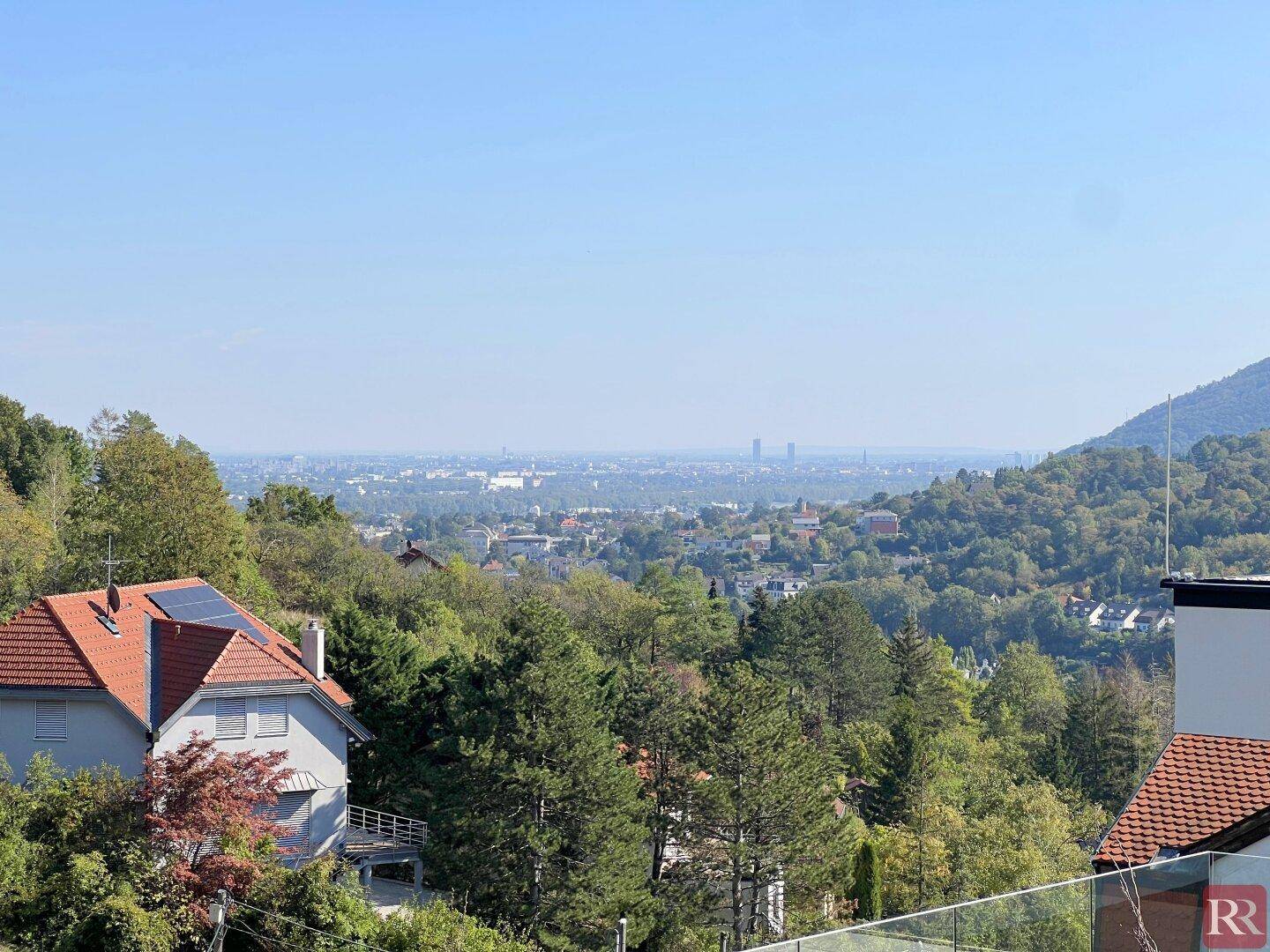 Panoramablick über die Stadt und die umliegenden grünen Hügel von der Immobilie.