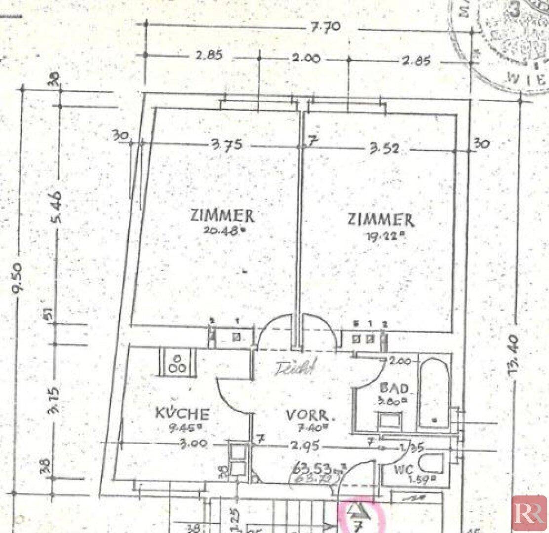 Detaillierter Grundrissplan einer Wohnung mit Küche, Bad, separatem WC und zwei Zimmern.