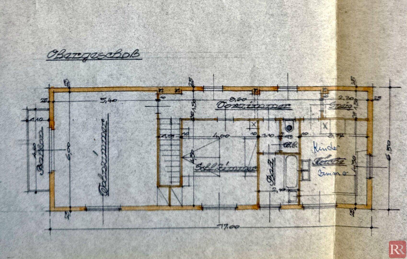 Grundriss des Obergeschosses mit Wohnzimmer, Schlafzimmer, Bad, Küche und Balkon.