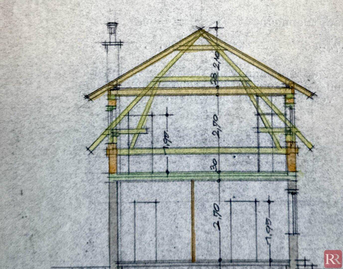 Architektonischer Querschnitt eines Gebäudes mit sichtbarer Dachkonstruktion, Holzbalken und Schornstein.