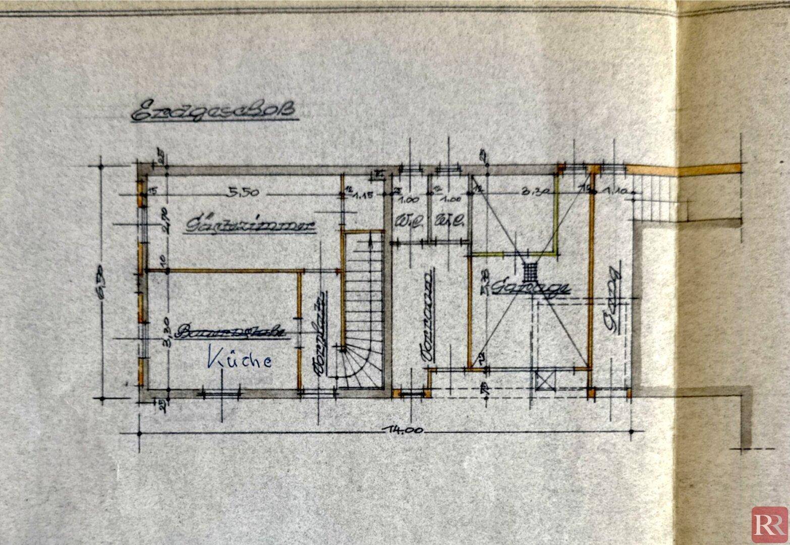 Grundriss des Erdgeschosses mit Küche, Gartenzimmer, WC und Garage.