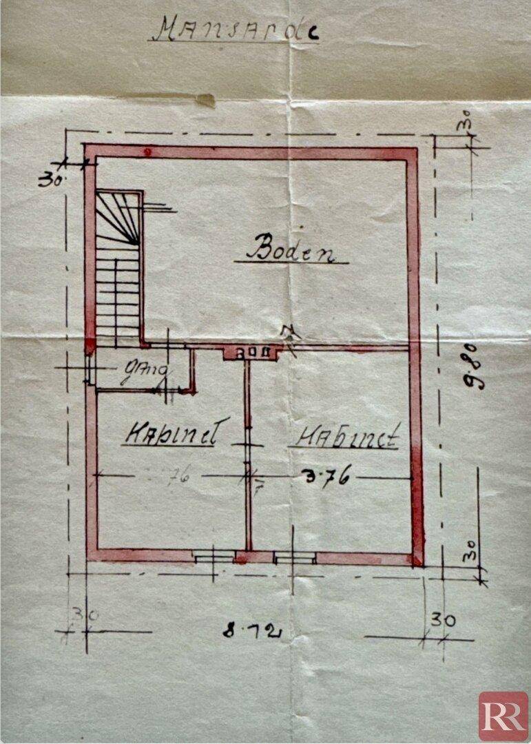 Handgezeichneter Grundriss des Dachgeschosses mit zwei Kabinetten und Dachschräge.