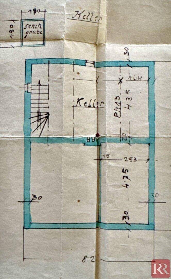 Handgezeichneter Grundriss des Kellergeschosses mit Lagerbereichen und Treppe.