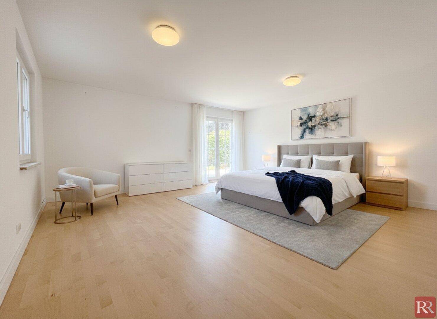 Helles Schlafzimmer mit Holzboden, großem Bett und Zugang zu einem Balkon oder Garten.