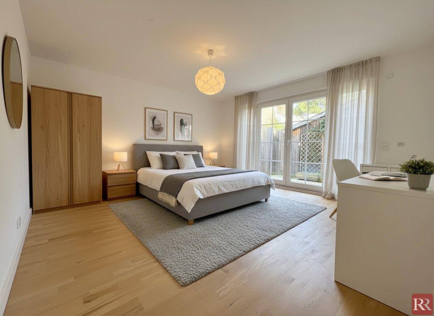 Gemütliches Schlafzimmer mit Holzboden, Doppelbett und direktem Zugang zum Garten.