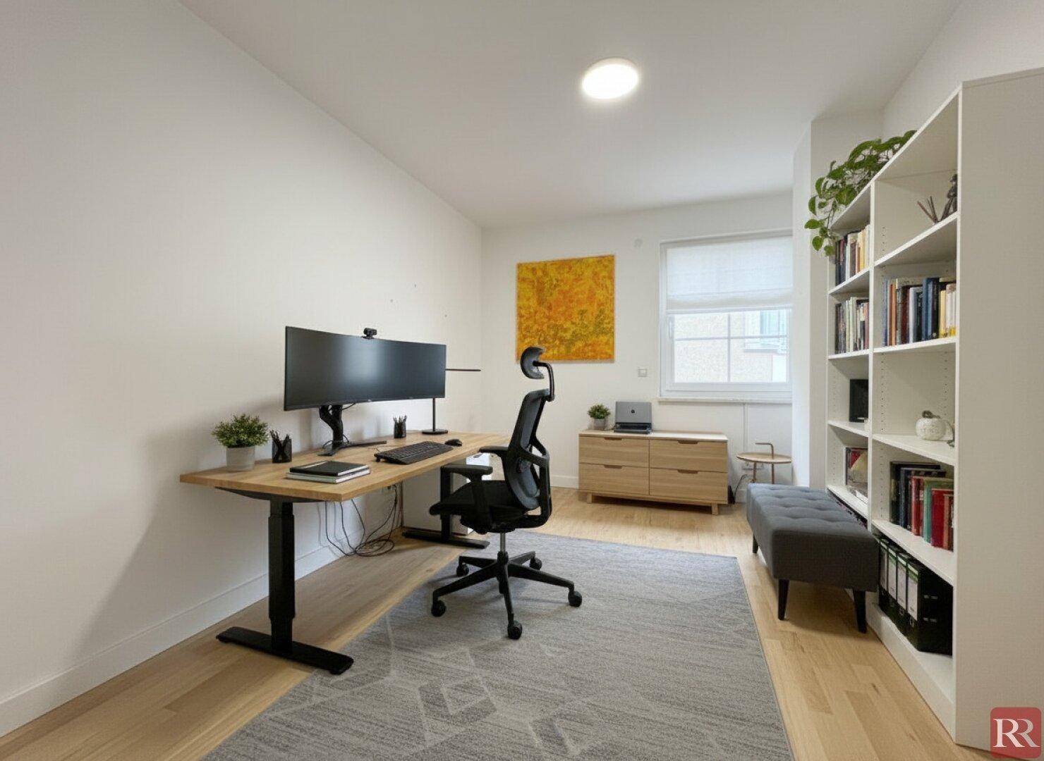 Helles Arbeitszimmer mit Schreibtisch, Bücherregal und Holzboden.