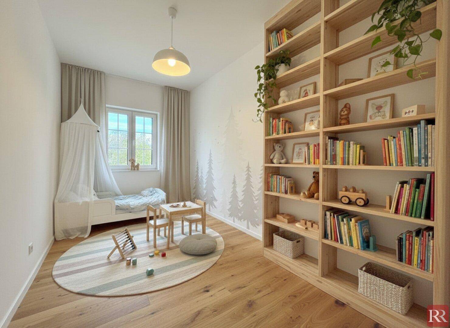 Freundliches Kinderzimmer mit Holzboden, großem Bücherregal und verspielter Wandgestaltung.
