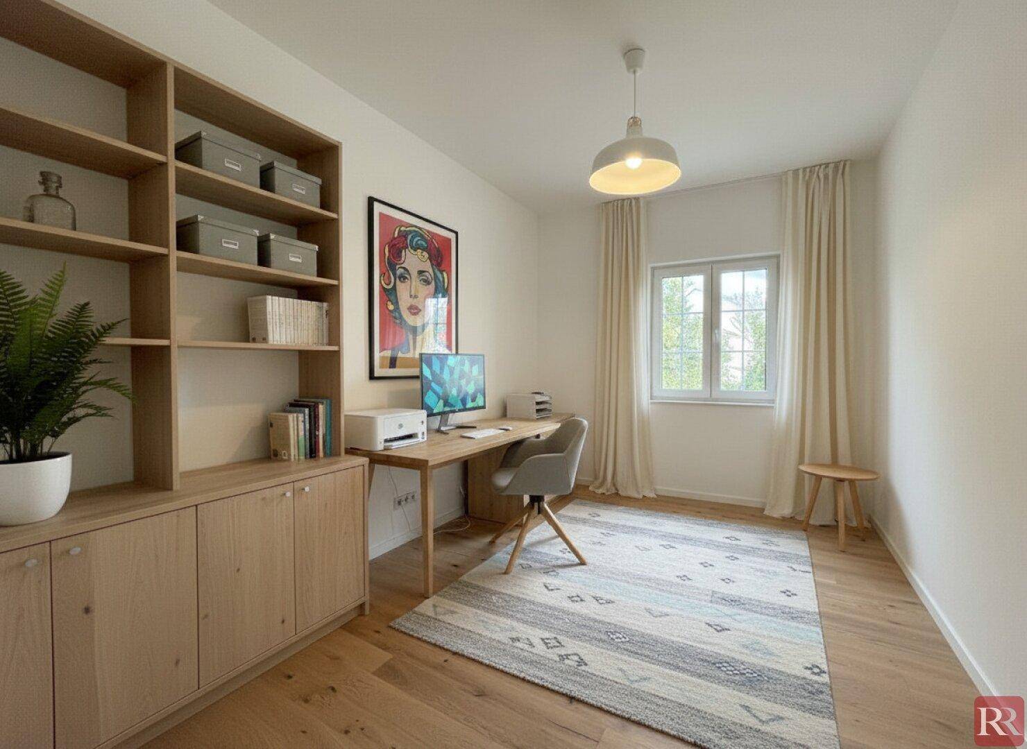 Ruhiges Arbeitszimmer mit Holzregal, Schreibtisch und Blick ins Grüne.