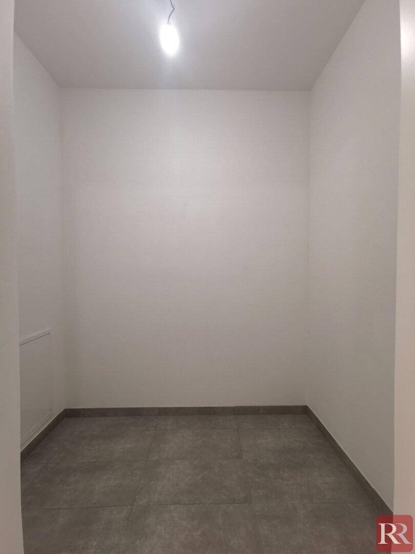 Kleiner Abstellraum mit Fliesenboden, ideal für zusätzlichen Stauraum im Haushalt.