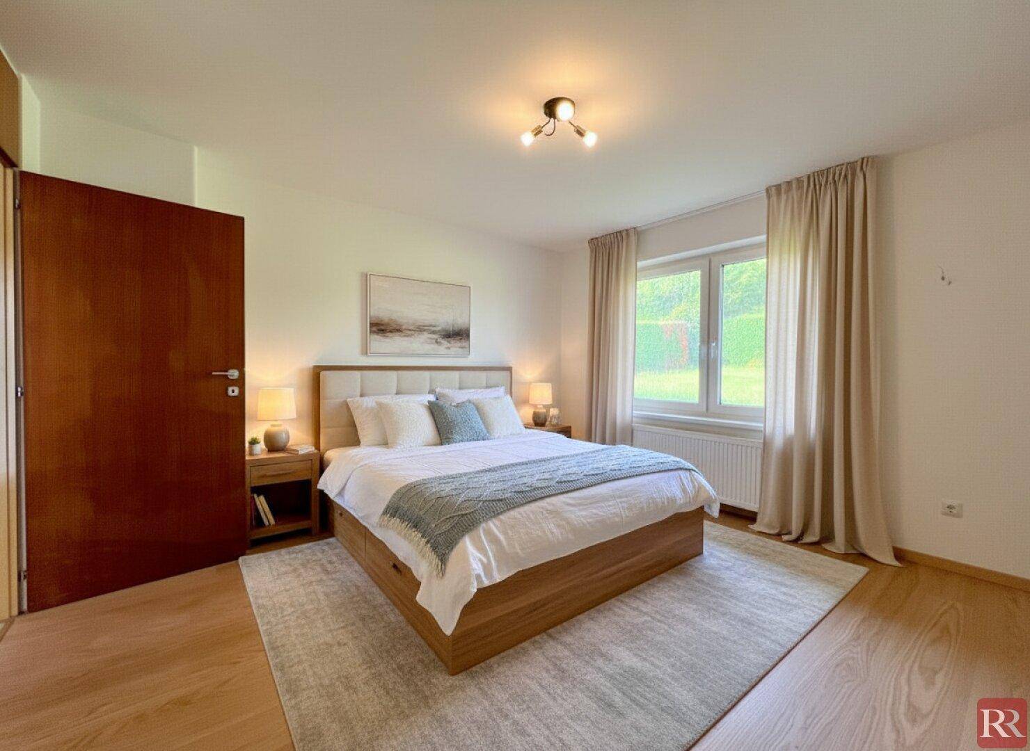 Schlafzimmer mit Doppelbett, Nachttischen und hellem Holzboden.