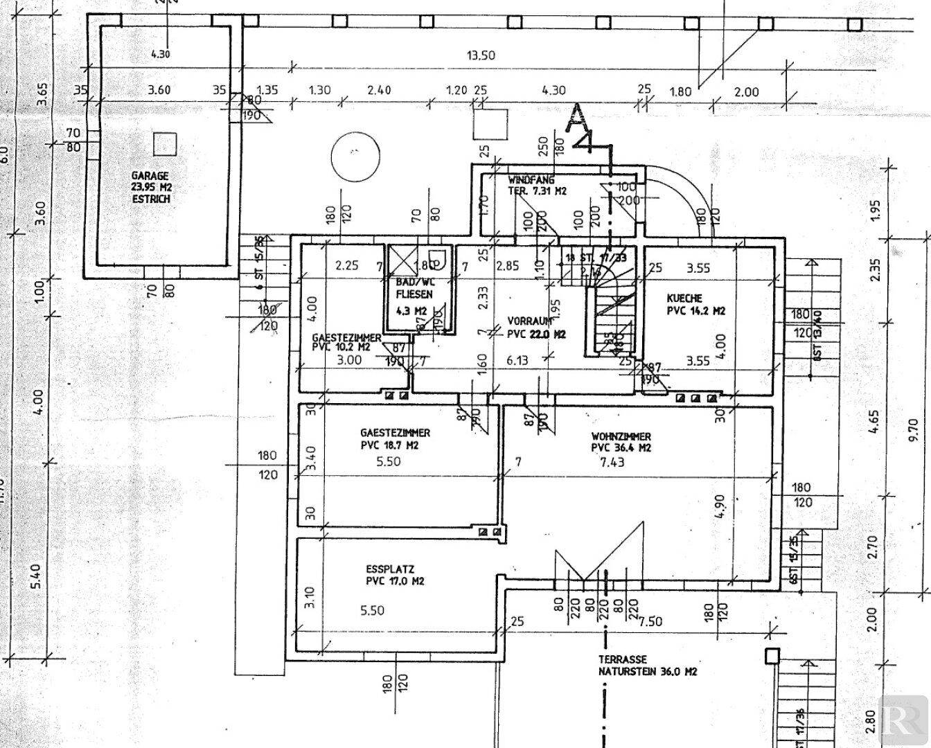 Grundriss des Erdgeschosses mit Wohnzimmer, Küche, Gästezimmern und Terrasse.