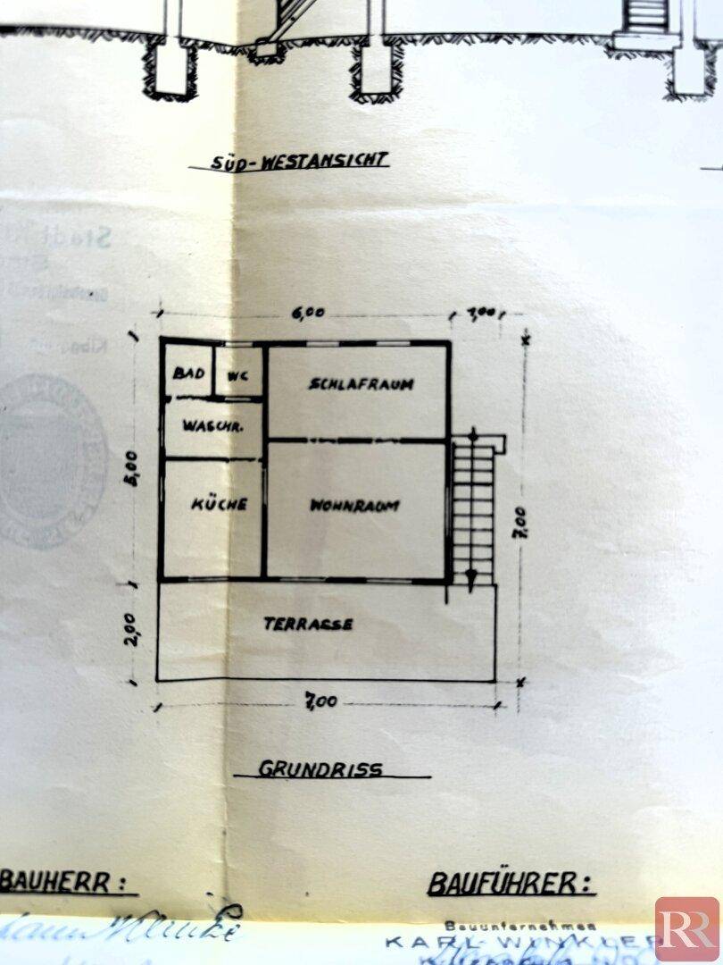 Historischer Grundriss des Erdgeschosses mit Wohnraum, Schlafzimmer, Küche und Terrasse.