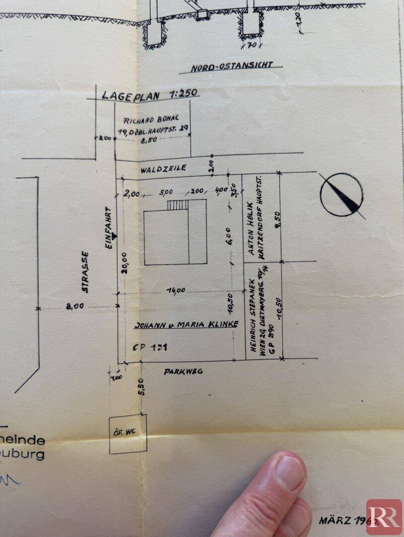 Historischer Lageplan des Grundstücks mit Straße, Einfahrt und angrenzenden Parzellen.