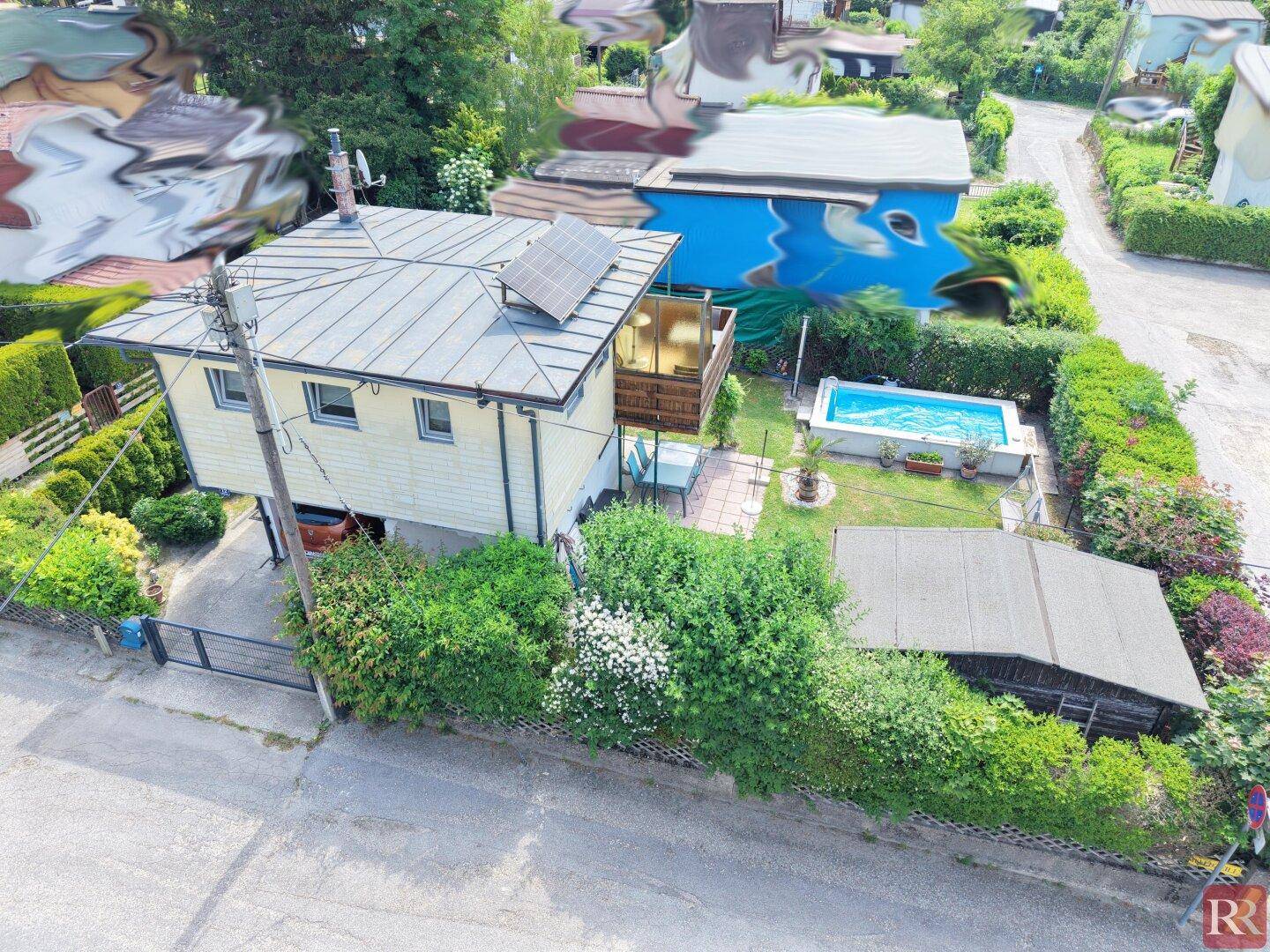 Charmantes Haus mit Garten, Pool und Balkon in einer grünen, ruhigen Wohngegend.