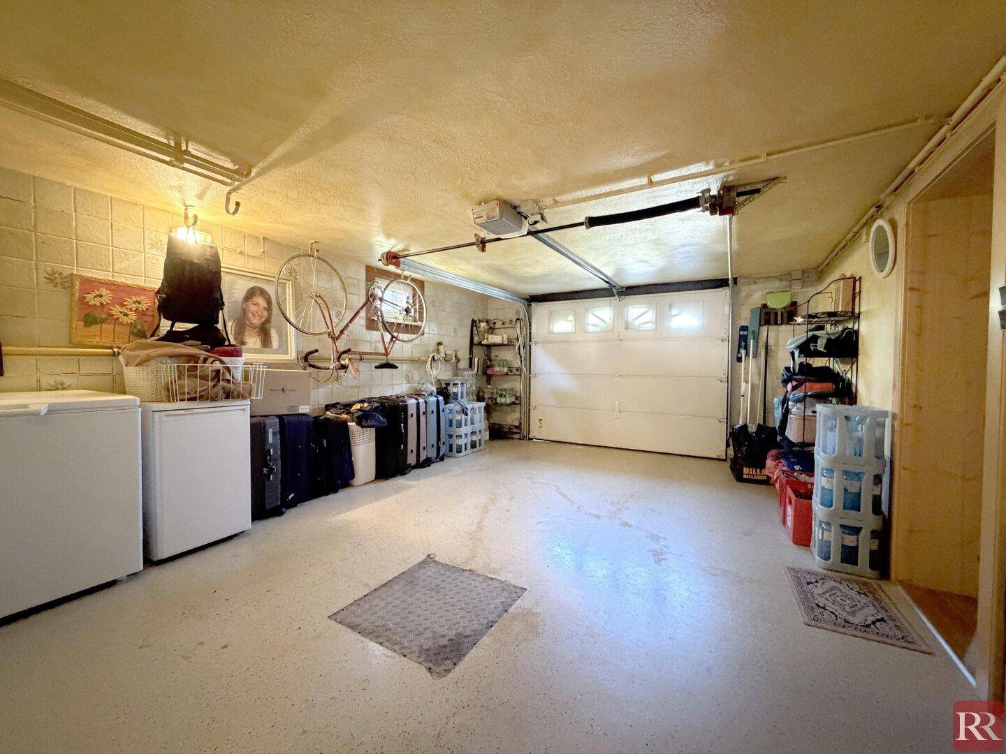 Geräumige Garage mit Stauraum und Lagerflächen für verschiedene Gegenstände.