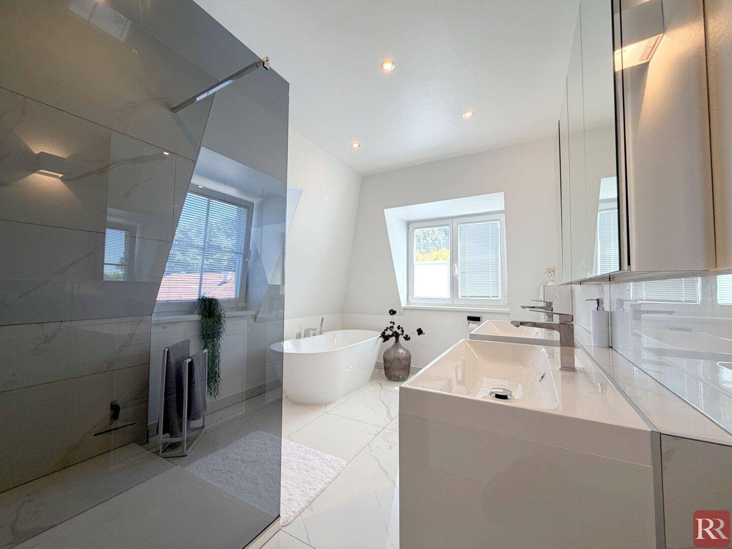 Modernes Badezimmer mit Doppelwaschbecken, freistehender Badewanne und begehbarer Dusche.