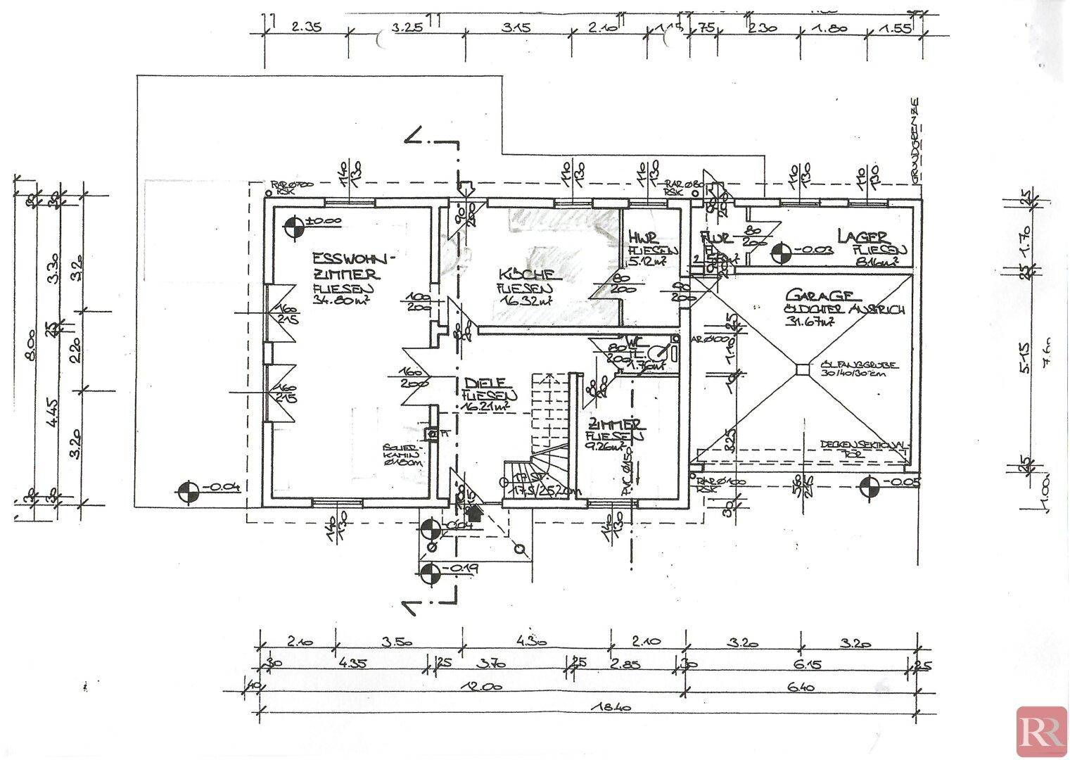 Grundriss des Erdgeschosses mit Ess-Wohnzimmer, Küche und Garage.