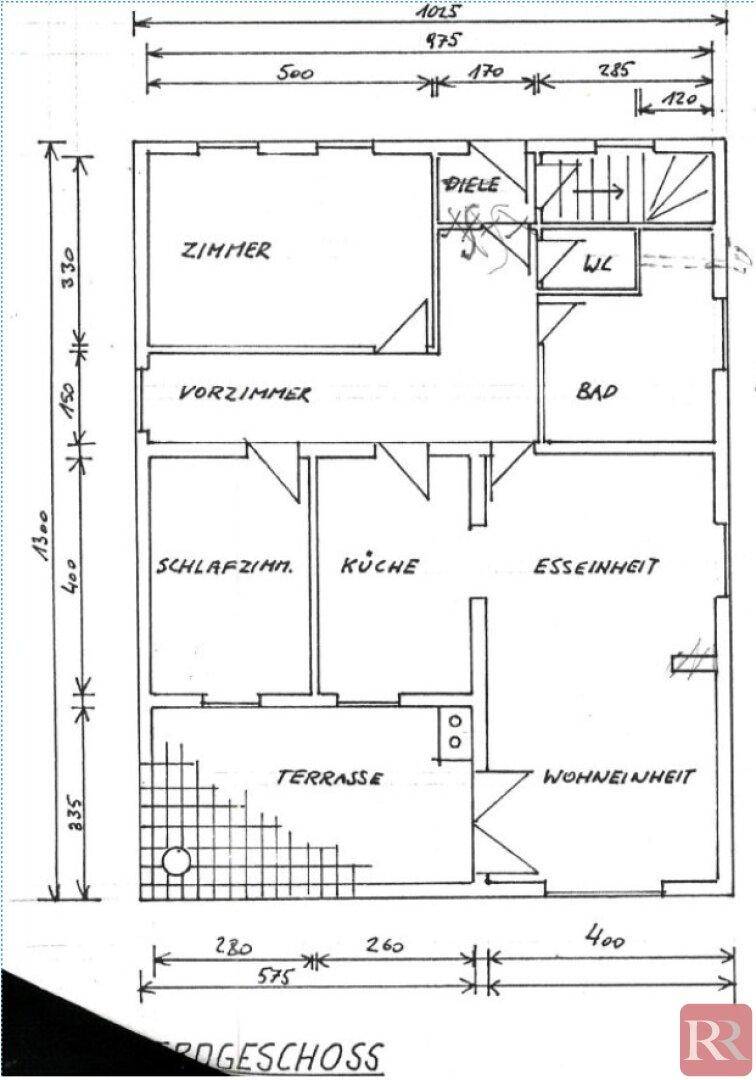 Grundriss des Erdgeschosses mit Zimmern, Küche, Ess- und Wohneinheit sowie Terrasse.